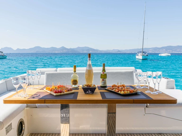 Luxury Yacht to hire Golfe-Juan at the best price