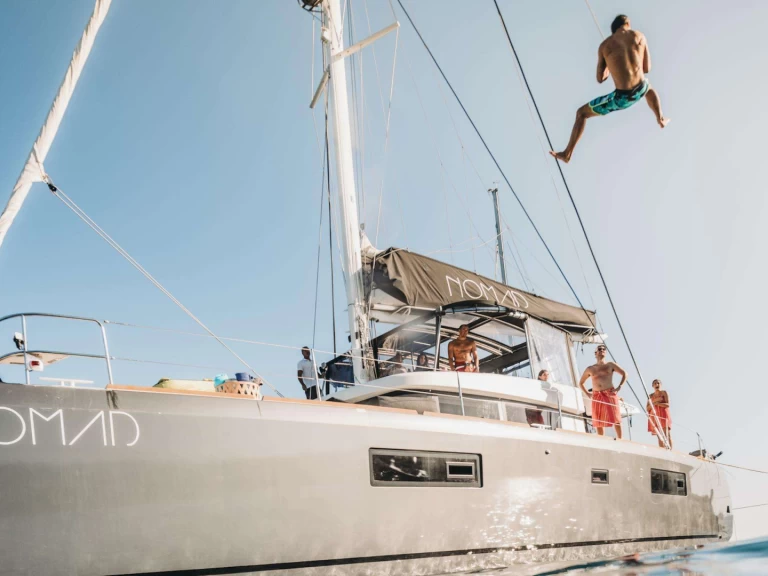 Yacht charter Lávrio - Lagoon NOMAD on SamBoat