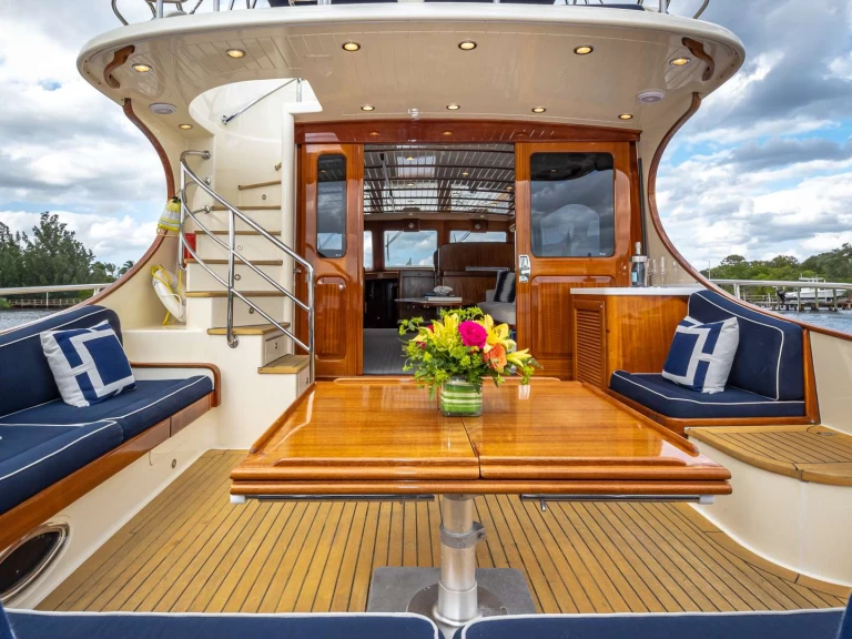 Hire Luxury Yacht Vicem with a boat licence