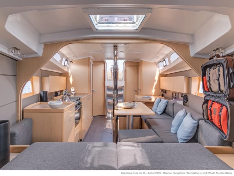 Yacht charter Lefkáda - Bénéteau Oceanis 38 on SamBoat