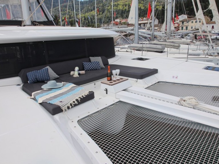 Hire Catamaran Lagoon with a boat licence