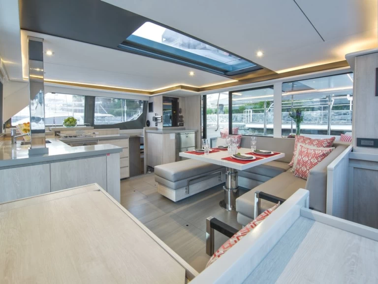 Yacht hire Belize City cheap Leopard 45