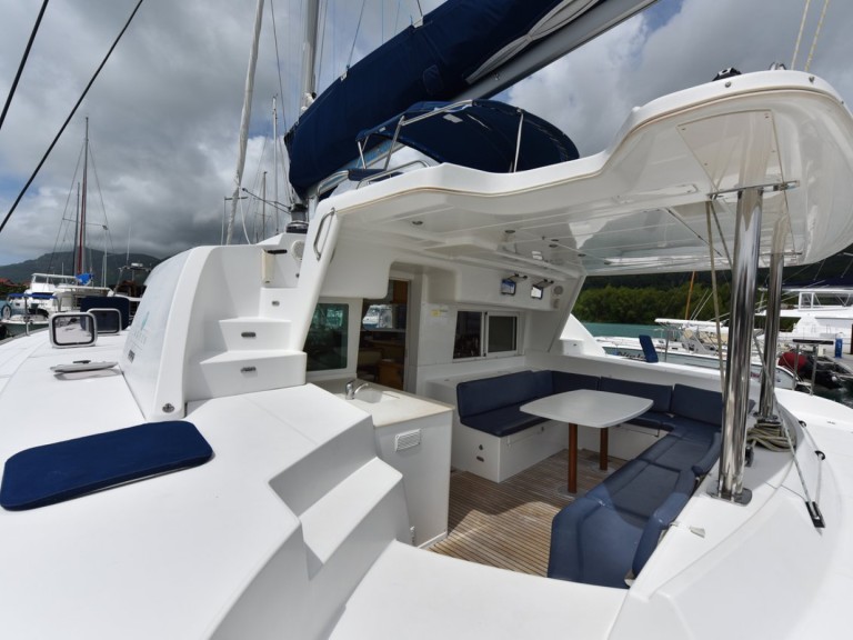 Hire Catamaran Lagoon with a boat licence