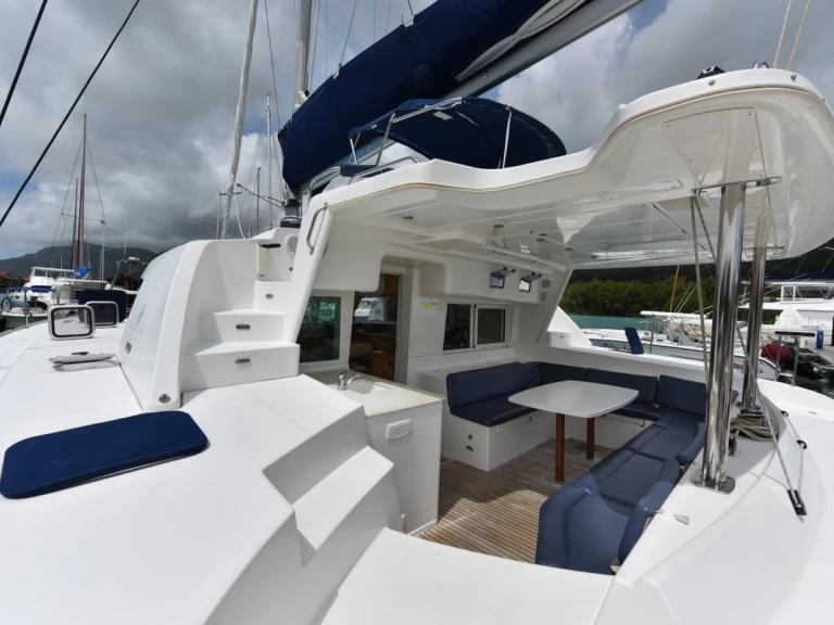 Hire Catamaran Lagoon with a boat licence