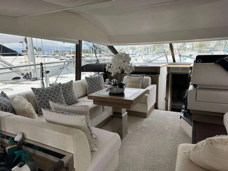 Charter a Jeanneau L'Odyssee in Saint-Laurent-du-Var on Samboat