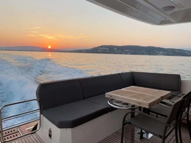 Hire Luxury Yacht Jeanneau with a boat licence