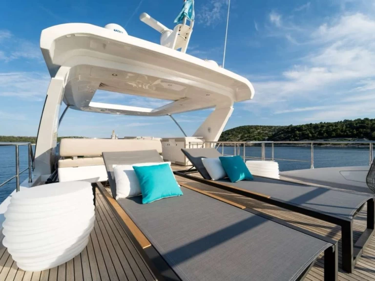 Hire Luxury Yacht Azimut with a boat licence