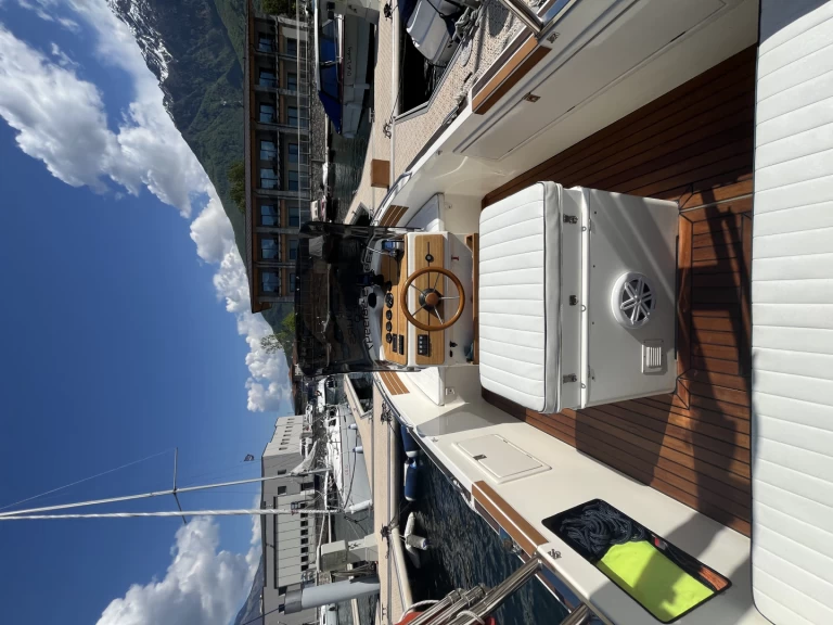 Yacht hire Colico cheap Fish 22