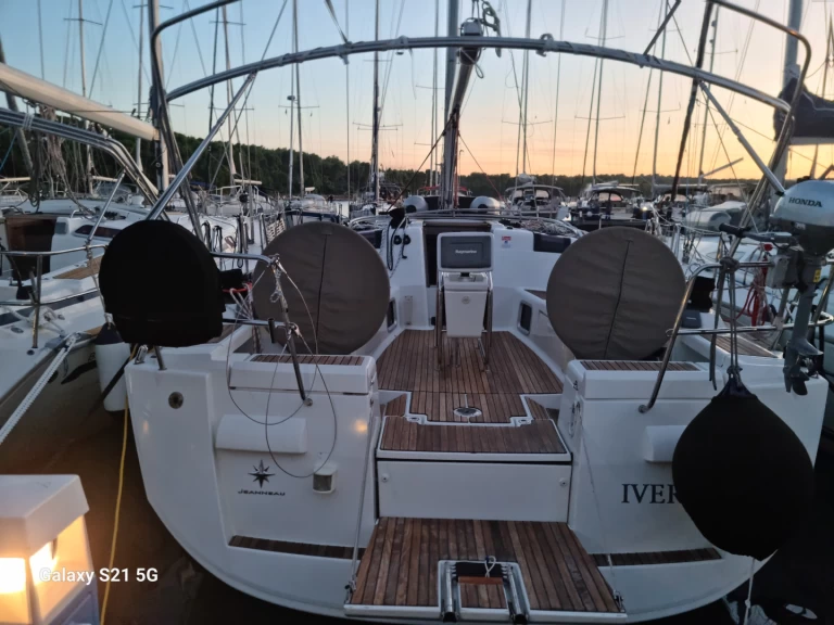Hire Sailboat with or without skipper Jeanneau Milna