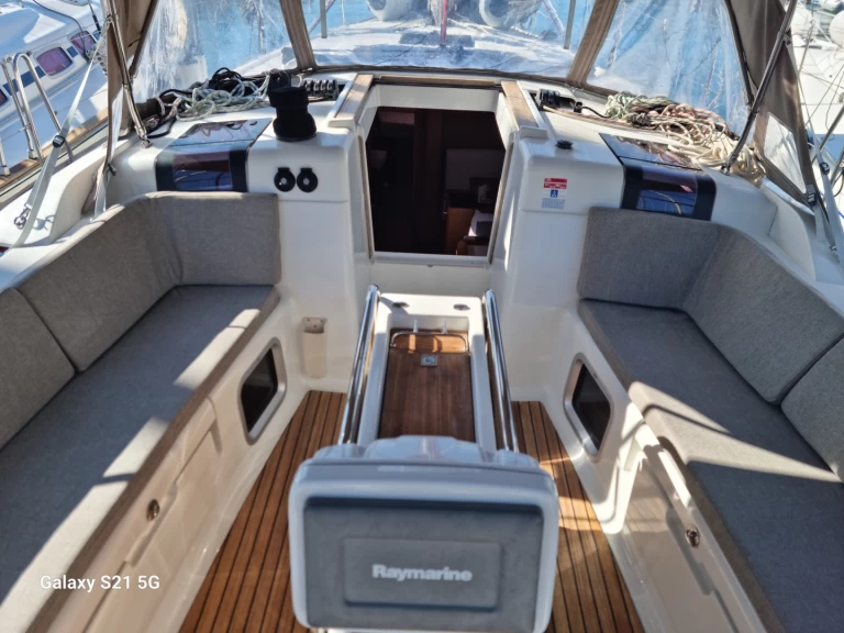 Hire Sailboat Jeanneau with a boat licence