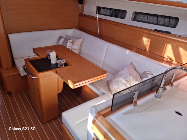 Sailboat to hire Milna at the best price