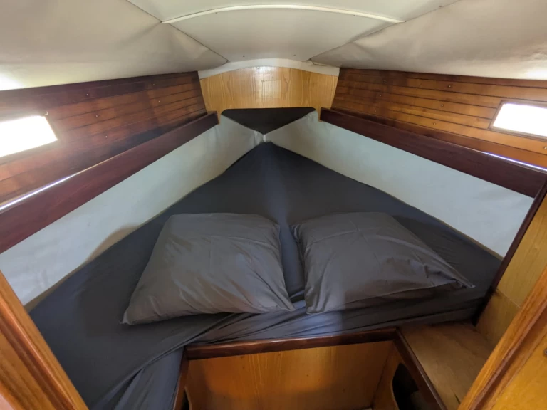 Charter a Bénéteau Oceanis 320 in Port de Penerf on Samboat