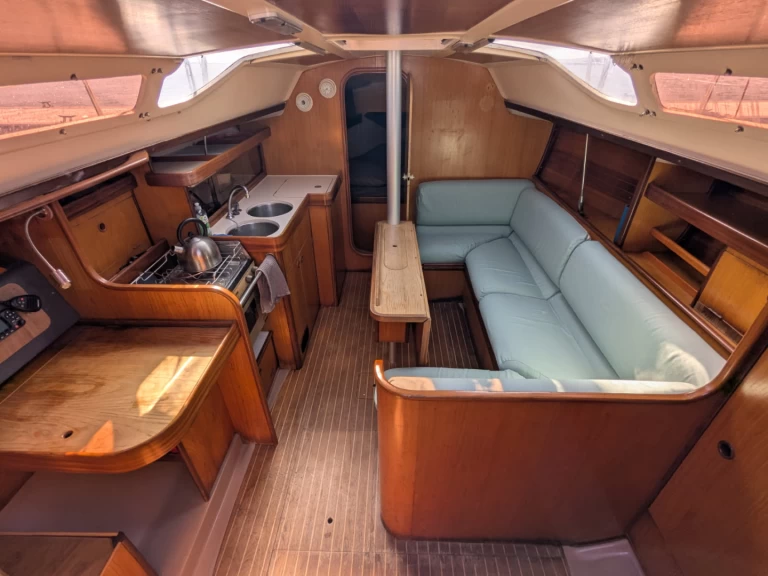 Hire Sailboat with or without skipper Bénéteau Port de Penerf