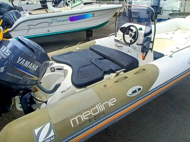 Hire RIB Zodiac with a boat licence