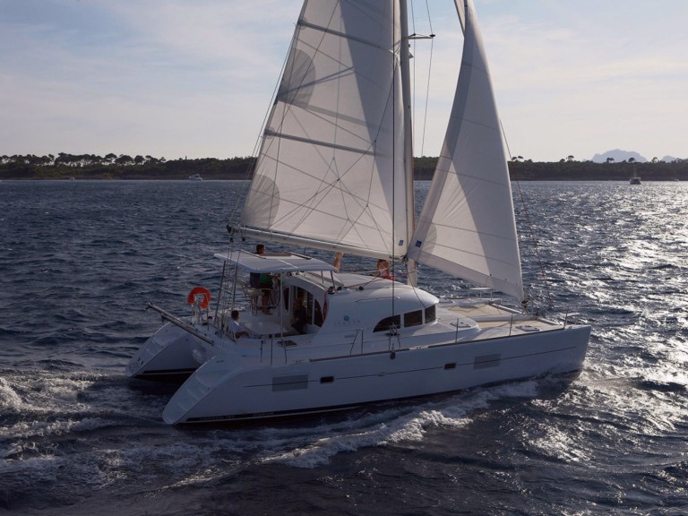 Charter a Lagoon Lagoon 380 S2 in Tikehau on Samboat