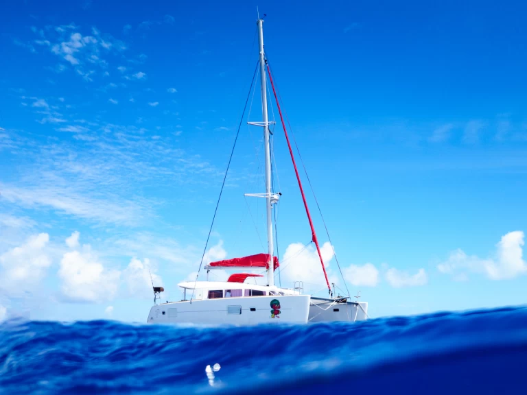 Catamaran to hire Tikehau at the best price