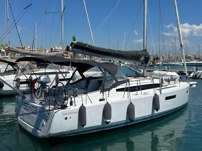 Yacht charter Nettuno - Jeanneau Sun Odyssey 380 on SamBoat