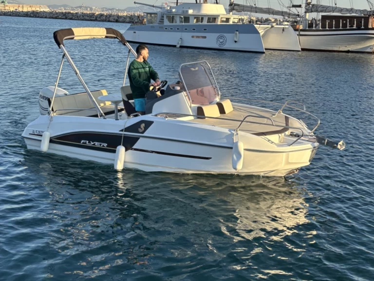 Hire Motorboat Bénéteau with a boat licence