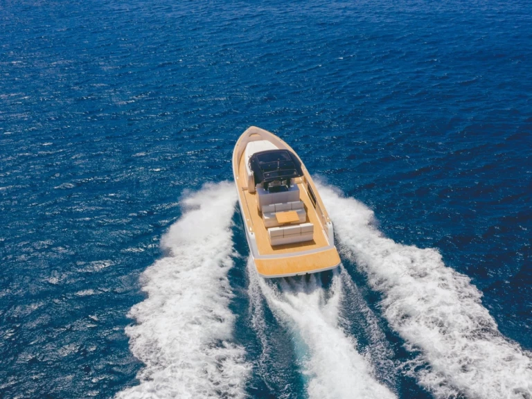 Hire Motorboat Pardo Yachts with a boat licence