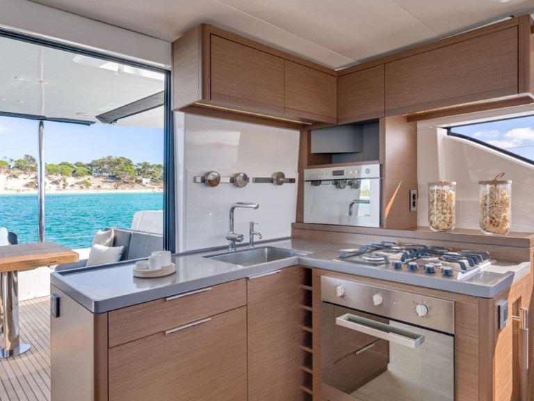 Hire Catamaran Lagoon with a boat licence