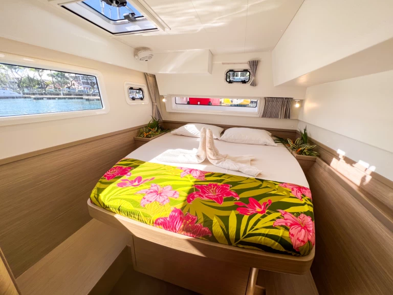 Catamaran to hire Fa'anui at the best price