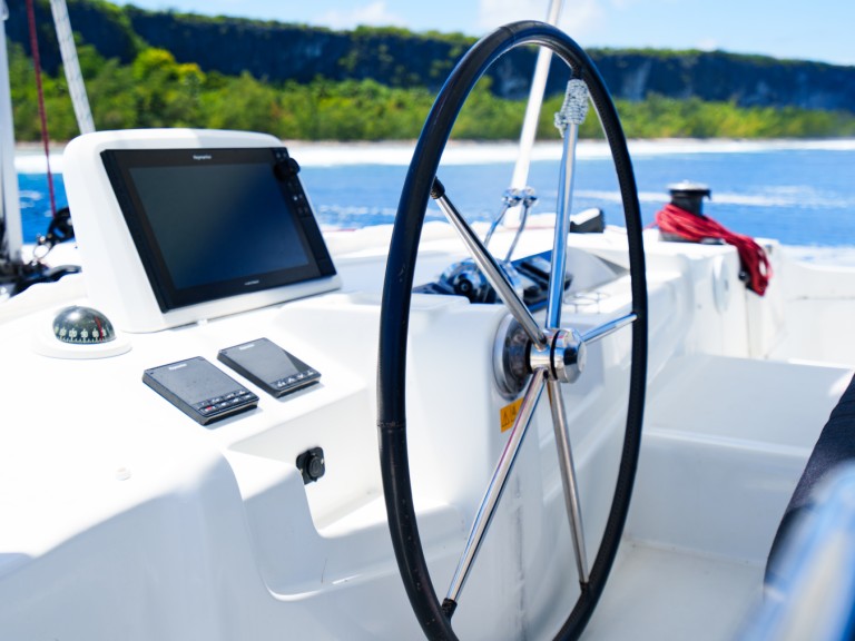 Hire Catamaran with or without skipper Lagoon Rangiroa