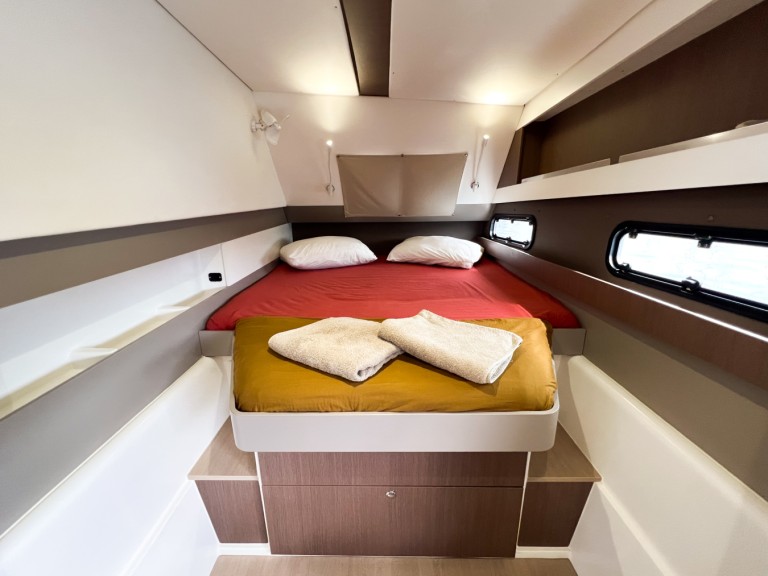 Catamaran to hire Tikehau at the best price