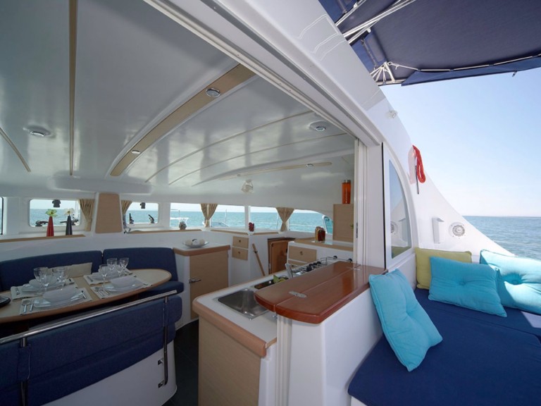 Yacht charter Tikehau - Lagoon Lagoon 380 S2 on SamBoat