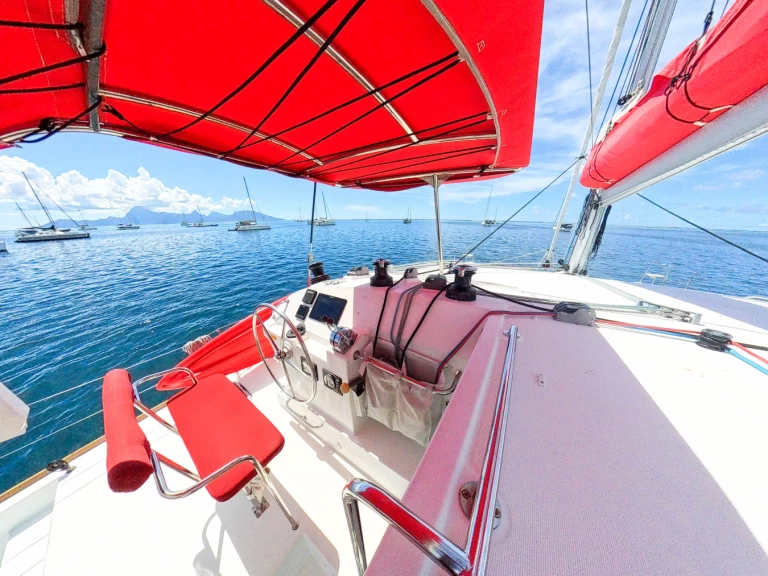 Catamaran to hire Tikehau at the best price