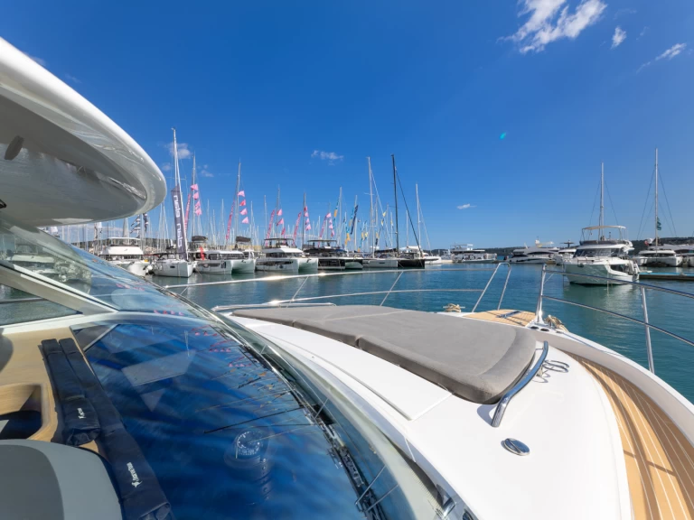 Charter a Nimbus Nimbus 405 Coupé in Split on Samboat