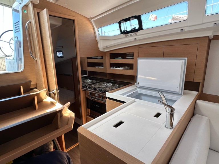 Hire Sailboat with or without skipper Jeanneau Nettuno