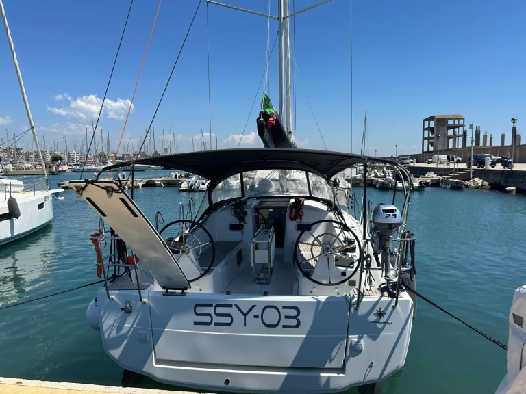 Hire Sailboat Jeanneau with a boat licence