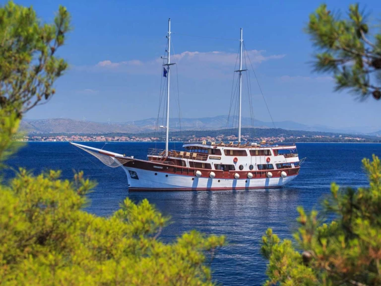 Hire Sailboat  with a boat licence