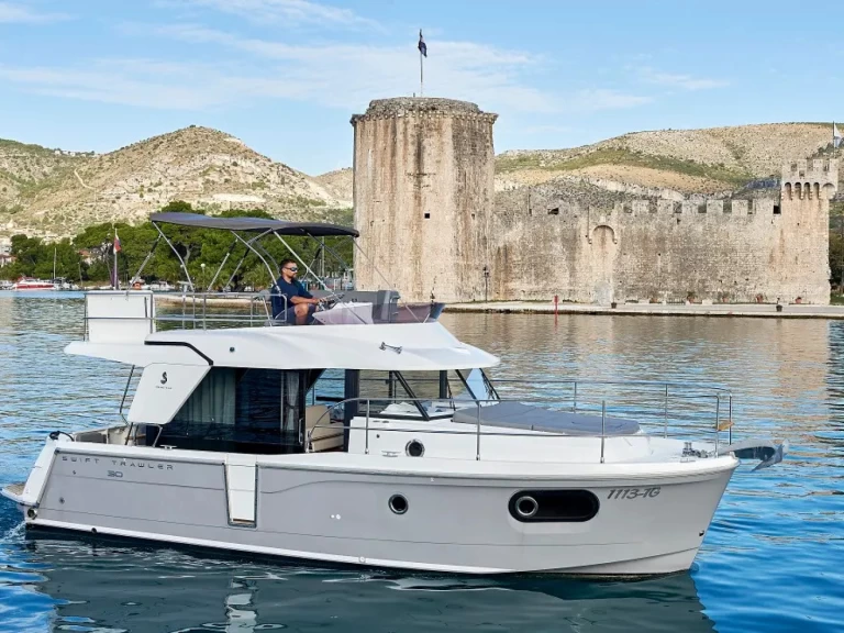 Motorboat hire in Trogir - Bénéteau Swift Trawler 30