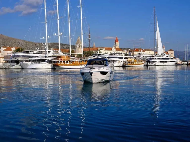 Hire a Focus Focus Power 36 Trogir