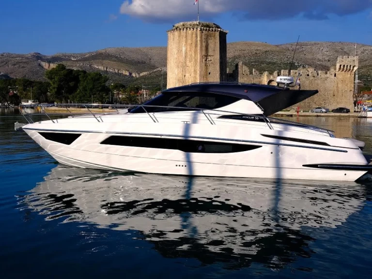 Charter a Focus Focus Power 36 in Trogir on Samboat