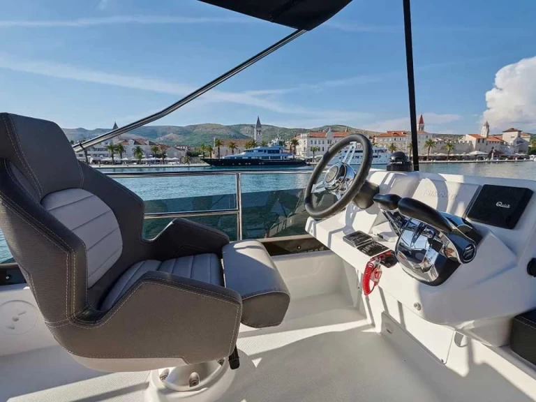 Hire Motorboat with or without skipper Jeanneau Trogir