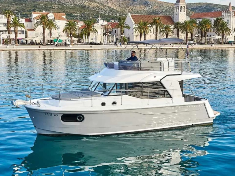 Hire Motorboat with or without skipper Bénéteau Trogir