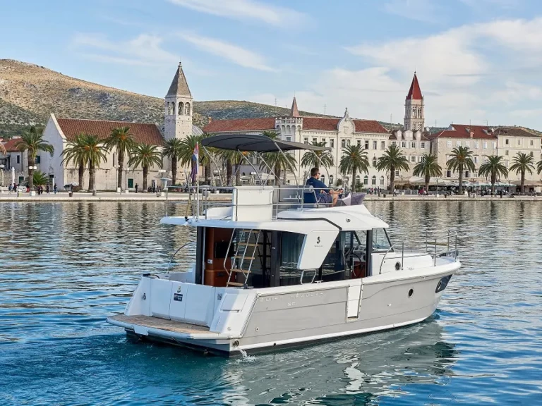 Hire Motorboat Bénéteau with a boat licence