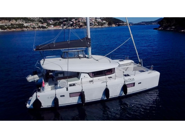 Hire Catamaran Lagoon with a boat licence