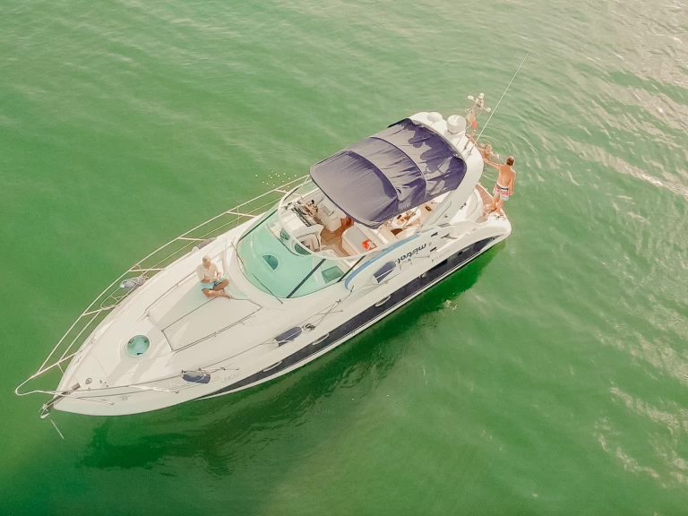 Hire Motorboat Fairline with a boat licence