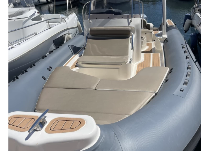 Hire RIB Bwa with a boat licence