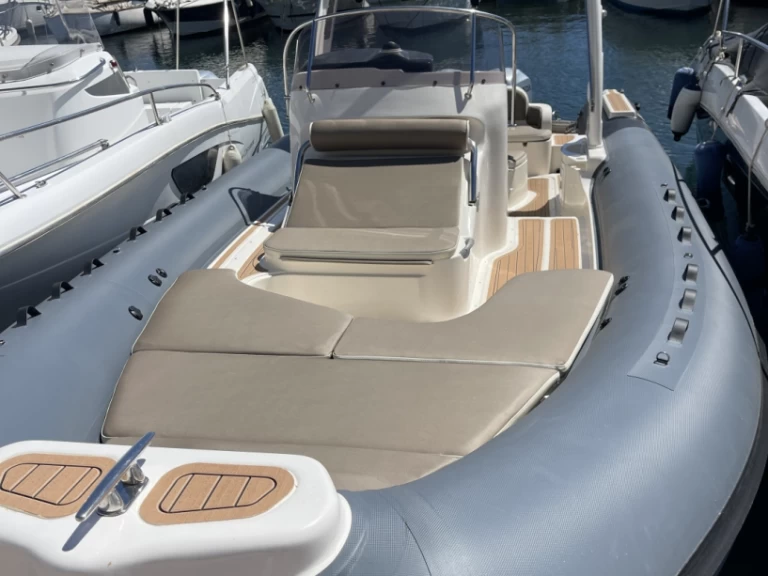 Hire RIB Bwa with a boat licence