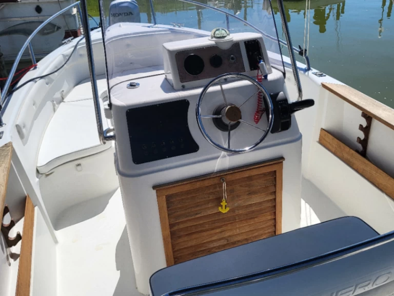 Charter a Conero sea star in Tuoro sul Trasimeno on Samboat