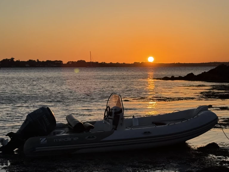 Hire RIB Zodiac with a boat licence