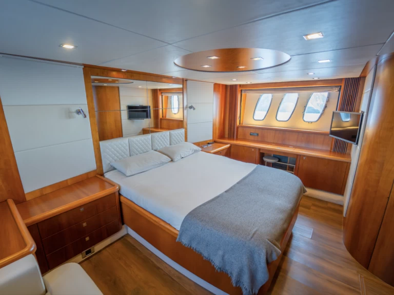 Charter a Sunseeker Predator 72 in Ibiza Magna on Samboat