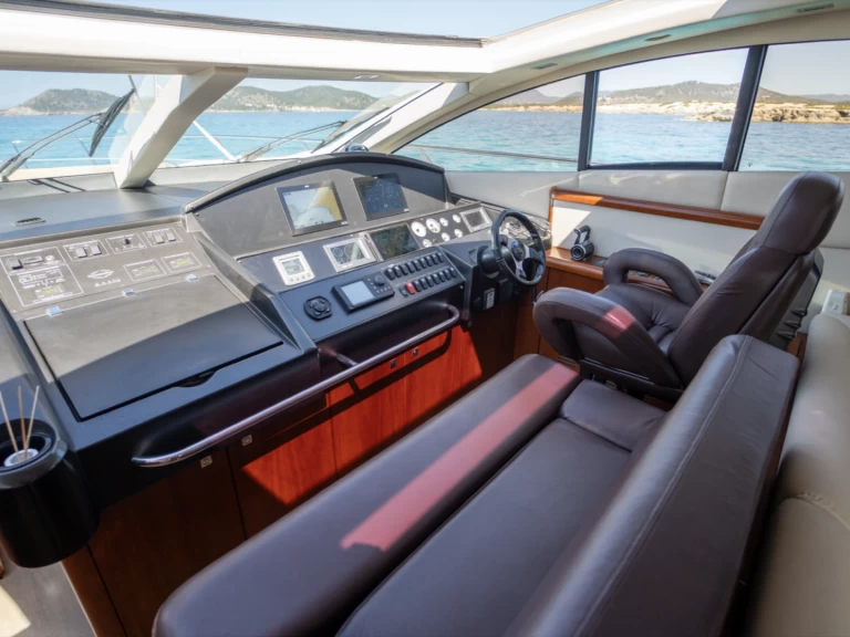 Hire Luxury Yacht Sunseeker with a boat licence