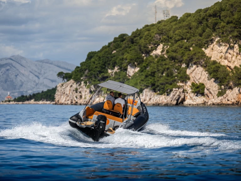 Hire RIB Prua al vento with a boat licence
