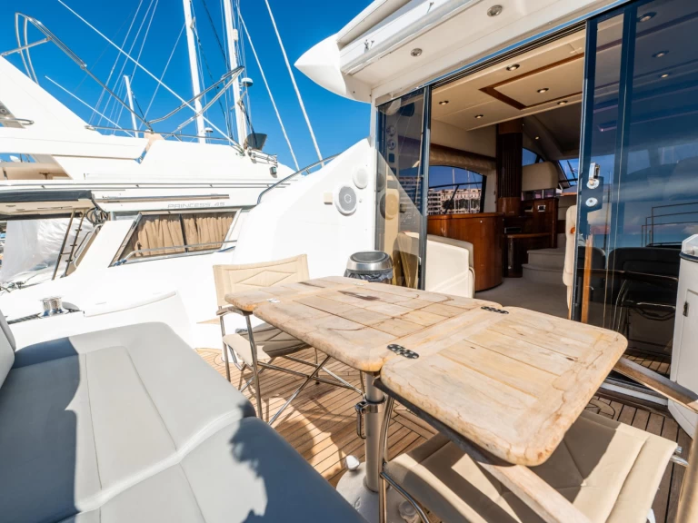 Hire Luxury Yacht Sunseeker with a boat licence