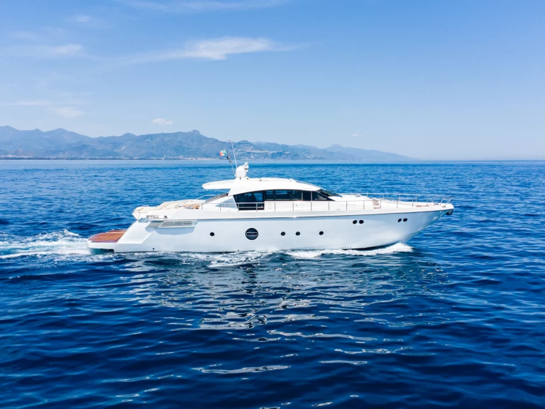 Hire Luxury Yacht Aicon with a boat licence